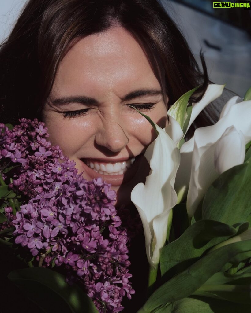 Irina Antonenko Instagram - I want to share my love with you through flowers 🤗! #lemoori