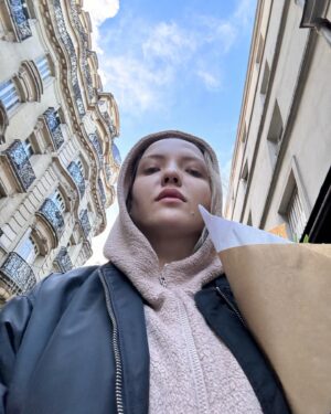 Irina Myagkova Instagram - Финальный день в Париже. В этот раз было необычно. Было много «первый раз в жизни», а именно:
- застала в Париже  10 и солнце и -4 снег
- потеряли мой багаж и я прожила 2 дня без багажа
- дала концерт в Париже
- сделала татуировку🩷
- снимали 3 дня кое-что😎
- порвалась красная нить, хотя желание не исполнилось🤷🏼‍♀️ может, на днях🙌🏼
- купила богатую сумку☺️
- слушала в такси русский шансон, и это не мой выбор, это таксист так захотел😂
Но, как и всегда очень много улыбалась. Мне тут очень хорошо.