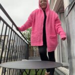 Irina Myagkova Instagram - Финальный день в Париже. В этот раз было необычно. Было много «первый раз в жизни», а именно: - застала в Париже 10 и солнце и -4 снег - потеряли мой багаж и я прожила 2 дня без багажа - дала концерт в Париже - сделала татуировку🩷 - снимали 3 дня кое-что😎 - порвалась красная нить, хотя желание не исполнилось🤷🏼‍♀️ может, на днях🙌🏼 - купила богатую сумку☺️ - слушала в такси русский шансон, и это не мой выбор, это таксист так захотел😂 Но, как и всегда очень много улыбалась. Мне тут очень хорошо.