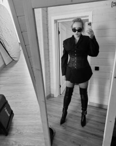 Irina Myagkova Instagram - Я ж че в толстовках хожу, там под ней вот так😎