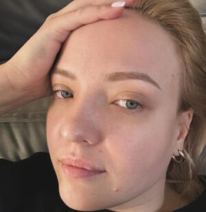 Irina Myagkova Instagram - Ко мне недавно подошла девушка на улице и сказала: «я на вас подписана, спасибо за все, что вы делаете.» Я говорю: «так я ж ничего особо не делаю в соцсетях, просто, как есть пишу/выкладываю» Она говорит: «в этом и кайф, вы настоящая.»

Вот, оказывается, как все просто. А я думала, в чем мой прикол, почему люди подписываются!? Я ж никаких прогревов в соцсетях не делаю, никаких накруток подписчиков никогда не делала, я вообще не сильна в этих законах постинга, просто пишу/выкладываю, что хочу в данный момент жизни. Хочу картошки - пишу хочу картошки😂Если мне плохо - говорю, мне плохо. Если хорошо - тоже не скрываю.  Я не вечно позитивная, правильная, проработанная и всегда на мейке😎 

В общем, спасибо, что рассказала, в чем моя сила, брат🤟🏽(сестра) и как хорошо, что у меня нет никакого образа. Я просто я. 😊 видимо, мало осталось настоящего.