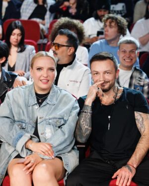 Irina Myagkova Instagram - С соседом ходили на шоу одно. Умоляю, второе фото листайте😎😂