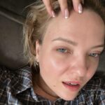 Irina Myagkova Instagram - Я что-то сильно разлюбила макияж в жизни. Ну, видимо, потому что его слишком много по работе. Вот через 2 часа снова мне чужие ресницы приклеят😁 А в жизни я вообще не крашусь почти, недавно в инсту зашла в субботние вечерние сторис, и там что-то все такие накрашенные были. А у меня в этот момент из косметики был только след от тональника на воротнике футболки в стирке😎 Ощущение было, как будто не в ту дверь зашла в школе, вместо 3 класса в 10, и стало, знаете, немного неуютно, как будто там все старшеклассницы с голубыми тенями и перламутровой помадой, а я в колготках белых с двумя швами на заднице😂 Я поняла, что в целом, чем старше становлюсь, тем меньше крашусь в жизни, лет в 16 на мне было столько макияжа, как будто меня интерпол разыскивает за кражу руби роуз😎 Только не подумайте, что я осуждаю, нет, просто накраситься на праздник - это кайф. Я сама такое люблю. А вот накраситься, чтобы с собакой погулять, ну, нет. Честно! Я говно в пакет и без хайлайтера прекрасно убираю. Да, если честно, просто лень, чаще всего😊Но я искренне восхищаюсь женщинами, которые даже в спортзале на мейке. Сидит на тренажере спина ровная, стрелки на глазах ровные, челка ровная. У нее все идеально, мне кажется, у нее даже получается мандарин с тонкой кожей чистить без брызг. 😂 На фото это я так красиво начала зевать😎