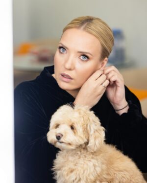 Irina Myagkova Instagram - Я придумала свои номинации 2023 года, в карусели по фоткам соответственно:

1. Любимое фото 2023 бай @valentin_blokh 

2. Самая любимая фотосессия 2023 с богом фото @valentin_blokh и богиней вкуса @alisaboha для @monochrome_you 

3. Самый любимый образ 2023 с королевой мейка  @elvirariabtseva_makeup и королевой стиля @_pineappleari_ 

4. Самая лучшая собака 2023 и навсегда🩵

5. Самый лучший др 2023 бай @bigbird.events и @galichida 🌸

6. Самая лучшая детка 2023 я скоро приеду @svetapogodina 

7. Дуэт года 2023 @migelshow 🤟🏽🩷

8. Самые удобные сапоги, просто кайфую с них😂 реально💁🏼‍♀️

9. Концерт года, вы его увидите в феврале. Но я сильно старалась. 

Всех с наступающим! Пойду резать крабовый😎