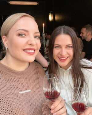 Irina Myagkova Instagram - Я придумала свои номинации 2023 года, в карусели по фоткам соответственно:

1. Любимое фото 2023 бай @valentin_blokh 

2. Самая любимая фотосессия 2023 с богом фото @valentin_blokh и богиней вкуса @alisaboha для @monochrome_you 

3. Самый любимый образ 2023 с королевой мейка  @elvirariabtseva_makeup и королевой стиля @_pineappleari_ 

4. Самая лучшая собака 2023 и навсегда🩵

5. Самый лучший др 2023 бай @bigbird.events и @galichida 🌸

6. Самая лучшая детка 2023 я скоро приеду @svetapogodina 

7. Дуэт года 2023 @migelshow 🤟🏽🩷

8. Самые удобные сапоги, просто кайфую с них😂 реально💁🏼‍♀️

9. Концерт года, вы его увидите в феврале. Но я сильно старалась. 

Всех с наступающим! Пойду резать крабовый😎