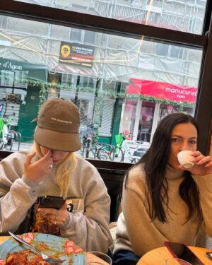 Irina Myagkova Instagram - Финальный день в Париже. В этот раз было необычно. Было много «первый раз в жизни», а именно:
- застала в Париже  10 и солнце и -4 снег
- потеряли мой багаж и я прожила 2 дня без багажа
- дала концерт в Париже
- сделала татуировку🩷
- снимали 3 дня кое-что😎
- порвалась красная нить, хотя желание не исполнилось🤷🏼‍♀️ может, на днях🙌🏼
- купила богатую сумку☺️
- слушала в такси русский шансон, и это не мой выбор, это таксист так захотел😂
Но, как и всегда очень много улыбалась. Мне тут очень хорошо.