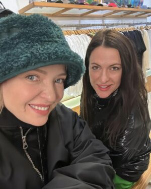 Irina Myagkova Instagram - Финальный день в Париже. В этот раз было необычно. Было много «первый раз в жизни», а именно:
- застала в Париже  10 и солнце и -4 снег
- потеряли мой багаж и я прожила 2 дня без багажа
- дала концерт в Париже
- сделала татуировку🩷
- снимали 3 дня кое-что😎
- порвалась красная нить, хотя желание не исполнилось🤷🏼‍♀️ может, на днях🙌🏼
- купила богатую сумку☺️
- слушала в такси русский шансон, и это не мой выбор, это таксист так захотел😂
Но, как и всегда очень много улыбалась. Мне тут очень хорошо.