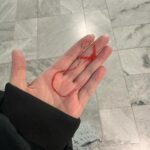 Irina Myagkova Instagram - Финальный день в Париже. В этот раз было необычно. Было много «первый раз в жизни», а именно: - застала в Париже 10 и солнце и -4 снег - потеряли мой багаж и я прожила 2 дня без багажа - дала концерт в Париже - сделала татуировку🩷 - снимали 3 дня кое-что😎 - порвалась красная нить, хотя желание не исполнилось🤷🏼‍♀️ может, на днях🙌🏼 - купила богатую сумку☺️ - слушала в такси русский шансон, и это не мой выбор, это таксист так захотел😂 Но, как и всегда очень много улыбалась. Мне тут очень хорошо.