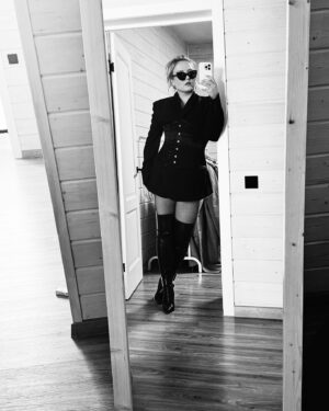 Irina Myagkova Instagram - Я ж че в толстовках хожу, там под ней вот так😎