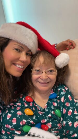 Iris Almario Instagram - Feliz Navidad amigos y familia! We hope you’re having a beautiful day. 🎅🏼 🎄✨🎶 🎁  #merrychristmas2023 

#feliznavidad🎄 #familiafeliz #dogsarefamilytoo #spreadjoy #familytime #xmas2023 #motherdaughterbond