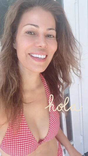 Iris Almario Instagram - ⁣Procrastinating sucks especially if it stops you from doing what you love. Make time for you. I’m diving in. 💙 

#wellnesswednesday #swimlife #procrastinating 

***
#swimming🏊 #swimtime #nomorewaiting #fillyourcup #divein #swimmingtime #swimmingday #swimmingfun #swimminglove #swimminggirl #swimmingislife #dayoffwork #dayoffvibes #selfcarelove #wellnesswednesdays #actrizlatina