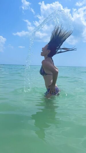 Iris Almario Instagram - I wasn’t sure this would work. 🎊 #hairflip #beachlife🌊 #vacaciones😎 

📱 @clemenciahl
