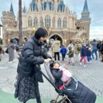 Iroha Yanagi Instagram - ・ 先日のDisney land 🏰🎠で荷物が増えすぎて かなり重宝した @solpresa_official の キルティング巾着ショルダーバッグ🤍ﾟ*｡ マザーバッグも持ってるんだけど このショルダーバッグは肩掛けもできるから アトラクション並ぶ時に水筒とかウェットティッシュ 子供がぐずった時用のお菓子なんかを入れていけるし バッグの後ろにベルトがついてるから ベビーカーのフックにかかるし ＋α荷物の時にすごく便利なバッグ👜 普段からお出かけの際にかなり愛用してる♪ 子連れはなにかと必要な荷物が増えるから こういう小さすぎず大きすぎない程よいショルダーバッグが 便利になってくるよね✨ 近所の公園とかまじこれだけでふらっとお出かけできるし👏🏼 キルティング素材で汚れてもお洗濯しやすいのも助かる👩🏻♥️💭 ママさんにおすすめしたいアイテム！ #solpresa #solpresaマザーズバッグ #マザーバッグ #ショルダーバッグ #ぷらすわん #子連れディズニー #子連れお出かけ #ママおすすめグッズ