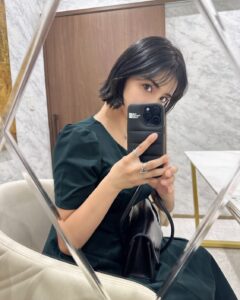 Iroha Yanagi Instagram - 9月は昔から 私の中で転機になる時期で 上京、引っ越しとか 大きい変化が何かしらこの時期にある。 今年は髪を思い切って20cmほどcut✂︎ やりたかった黒髪ボブ。 気持ちもさっぱりする〜！ 子育て中も自分の用意とか支度も 時間短縮なったから楽ちんだし、 おまけに夏海やプールで傷んだ毛先と おさらばできて最高やん。笑🫰🏻 メンズライクなコーデも ワンピース×ボブでもバランス良く 着こなせて、そんなお気に入りな新hair👩🏻 ちなみにこの綺麗なモスグリーンのOPは @for_overe @jinstaglam ありがとー💇🏻‍♀️ #黒髪ボブ #ショートボブ #ボブアレンジ #イメチェン #ボブ #子育てママ #女の子ママ #30代ファッション