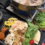 Iroha Yanagi Instagram - ・ この間食べに行ったシャングリラズシークレット🥘 きのこしゃぶしゃぶのお鍋の素ときのこのセットで お家で再現してみた𓊤◯𓌉 きのこの出汁がしっかり滲み出た ブラックスープがデトックス効果絶大なんよね🔥 野菜も旬な筍も入ってたりラディッシュ、たもぎ茸とか 彩り豊かで写真撮り甲斐がある📷🤍 なかなかスーパーでお目にかからない 珍しいお野菜も摂れるのが嬉しい🤤 きのこだけでもお腹満たされるから 超絶ヘルシーな最近の推しごはんです🫠👍 スティックタイプで手軽に朝とかマグカップで ブラックスープを味わえるのが 今セールで40%オフの¥1,944で入手できちゃう お得期間みたいだよ〜！ このスープに好きなキノコを漬けて マリネとか料理に使えるのもgood◎ 身体がデトックスすると仕事とか生活のパフォーマンス 変わってくるから定期的に習慣に取り入れるの 大事だとすごく思う。 GWの暴飲暴食するなーって方、今のうちに是非☺️笑。 @shangrilassecret #shangrilassecret #シャングリラズシークレット #ブラックスープ #デトックス #きのこしゃぶしゃぶ