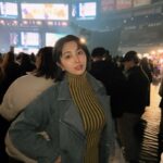Iroha Yanagi Instagram - ・ 関西コレクション2024🤍 S/Sで皆んな春仕様になってた🌸 CASUALをテーマに 全身SHEINコーデで遊びにきたよ👖❤︎ この時期にぴったりのデニムのロングジャケットに ステージ上でも着用されてたストライプの タートルネックセーターにフレアスカート🙌🏻 グリーンと縞模様をポイントに 春のカジュアルコーディネート組んでみました😌✨ ピアスもフラットシューズもSHEINさんのものだよ♪ どのアイテムも着回しできそうで お手頃なのに生地もしっかりしてて着心地good🙆🏻‍♀️🤍 FRIFUL ウェストベルト付きロングデニムジャケット 商品ID：26676236 FRIFULタートルネックストライプセーター 商品ID：26001397 フレアスカート 商品ID：24438036 フラットシューズ(アーミーグリーン) 商品ID：25406624 DAZYボールデコレーションスタッドピアス 商品ID：15118783 縞模様プリント大容量エコバッグ 商品ID：11013401 私専用のクーポンコードが発行されました🎫 クーポンコード：KC24iroha https://m.shein.com/jp/campaigns/kansai24ss #SHEIN関コレ24SS #SHEIN関コレ #24SSwithSHEIN #SHEINjapan #SHEINコーデ #関西コレクション #SHEINSTYLEKEYWORDS