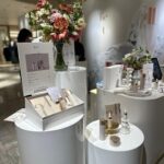 Iroha Yanagi Instagram - ・ 上野なつひちゃんがディレクターしてる @reu_beauty POP UP STOREに遊びにいってきました🤍｡*ﾟ 📍ISETAN Shinjyuku すべて冷蔵保存の生化粧品で どれも気になってたブランド。 スキンケア好きにはたまらなかった👏🏼 POP UP先行販売してた〝ヒト幹〟水光ニードル美容液は 天然マイクロニードルが入っててお肌の内部まで 幹細胞培養上清液を届けてくれるという 水光肌目指したい方必見の美容液も。 あたしはなつひちゃんにヒアリングしてもらったところ 乾燥で困ってるということ伝えるとブースターセラム美容液を おすすめしてもらいましたˎˊ˗ めぇたんお誘いありがとー☺️🎀 #reu #スキンケア #ヒト幹細胞 #美容液 #生化粧品