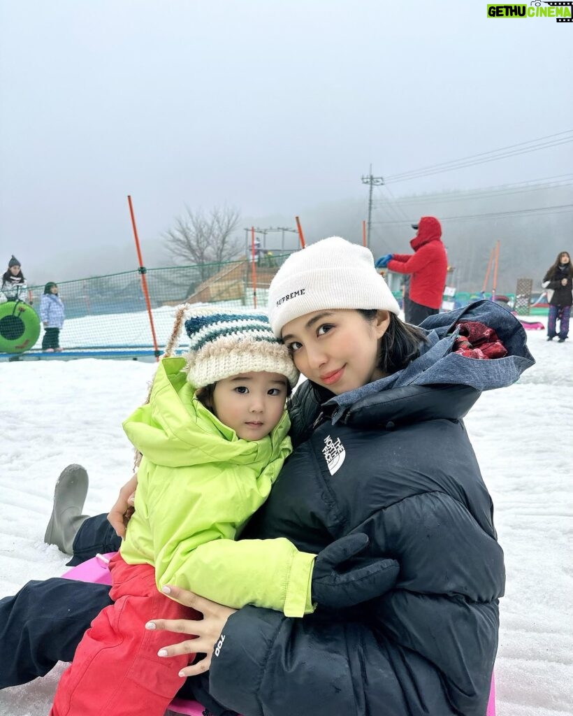 Iroha Yanagi Instagram - ❄️🌨☃️🛷 お友達家族とsled🤍 また来シーズン🙌🏻 #雪遊び #sukisuki #burton #群馬県 #ノルン水上スキー場