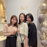 Iroha Yanagi Instagram - ・ 上野なつひちゃんがディレクターしてる @reu_beauty POP UP STOREに遊びにいってきました🤍｡*ﾟ 📍ISETAN Shinjyuku すべて冷蔵保存の生化粧品で どれも気になってたブランド。 スキンケア好きにはたまらなかった👏🏼 POP UP先行販売してた〝ヒト幹〟水光ニードル美容液は 天然マイクロニードルが入っててお肌の内部まで 幹細胞培養上清液を届けてくれるという 水光肌目指したい方必見の美容液も。 あたしはなつひちゃんにヒアリングしてもらったところ 乾燥で困ってるということ伝えるとブースターセラム美容液を おすすめしてもらいましたˎˊ˗ めぇたんお誘いありがとー☺️🎀 #reu #スキンケア #ヒト幹細胞 #美容液 #生化粧品
