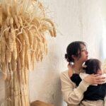 Iroha Yanagi Instagram - 𖠚ᐝ𖠰𖥧☀︎ ⁡ お揃いのhair arrangeでお出かけday⋈ 髪伸びてアレンジしてあげるのが 楽しくなってきた☺︎ 気になってた中目黒にあるcafe 店内女子の好きが詰まった どこ切り取っても可愛い空間𓊯⋆ ⁡ トマトのポタージュ×バケット𓎩 ミネストローネにたっぷりチーズで 焼いてある厚切りトーストを注文𓉿𓐐 ⁡ ねいねいバケットに早速食いつく🥖𓈒𓏸 ⁡ 1Fがお洋服とアルコールフリーの香水が ディスプレイされてたよーﾟ*｡♝ 階段登るのがマイブームの彼女 もしや食後の運動？⸒⸒ ⁡ こういう素敵なほんとアトリエほしい𓂃𓈒 #女の子ママ #女の子ヘアアレンジ #おだんごヘア #女の子服 #リンクヘア #marlmarl #スタイ #birthday #1歳半 #お出かけコーデ #中目黒 #中目黒カフェ #laviealacampagne #ポタージュ #焼きたてパン #おしゃれカフェ #中目黒グルメ #中目黒ランチ #ドライフラワー