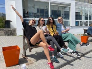 Iryna Soponaru Instagram - З дівчатками тішимося сонцю☀️
Photo by @nikitkinna