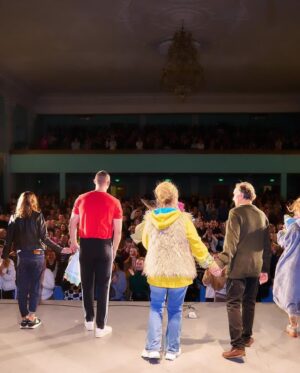 Iryna Soponaru Instagram - Це сталося 🎊
Багатогодинні репетиції, зустрічі і нарешті - премʼєра🫶
Вчора ми вперше грали «Наші Кайдаші» у Києві. Дякую всім хто прийшов і розділив із нами такий важливий вечір. 
А тепер, чекаю на ваші чесні відгуки👇