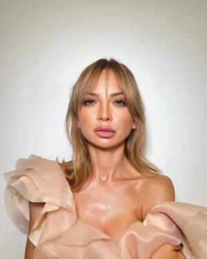 Iryna Soponaru Instagram - Різниця є…
Наша мова чарівна, чудова та мелодійна. Мені ще є куди вдосконалюватись, але сподіваюсь що все попереду. Мені так подобається як розмовляють люди у Львові😍
Доречі Різ вивчив українську за 4 місяці через дуолінго🫶
Це я вам нагадую що завтра день рідної мови, мої любі фоловерс💫

А як ваші справи, коли ви почали спілкуватись нашою мовою?