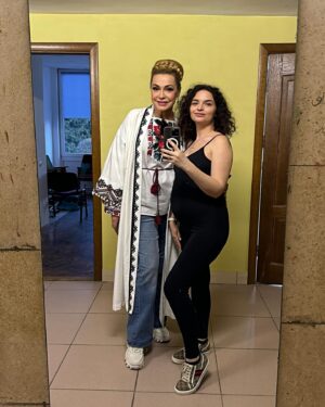 Iryna Soponaru Instagram - колись зробимо фото навпаки😚
були на виставі? Наші Кайдаші!