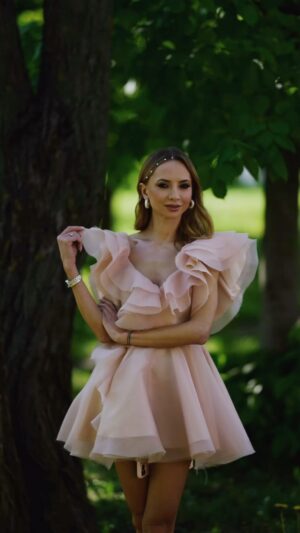 Iryna Soponaru Instagram - Знайди телефон 📱 
Make up @dashawonder_ 
Hair @lena.kliuchnyk 
Dress @marinazhuravel 
Photo @burkovskaya.mariia