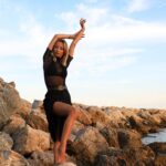 Iryna Soponaru Instagram – Нічого незвичного. Я завжди так стою на камінні, мрію про нашу перемогу…
Дякую за фото моїй @oksi_official , яка фоткає мене та Леонардо Дікапріо🥰🥰🥰
І @kolosova_brand за гарний лук, окрема подяка🙏🏻♥️