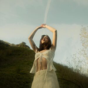 Isabel Gravitt Instagram - Here’s me frolicking in some grass!
Taken by the lovely @ronathann