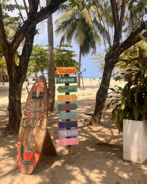 Isabel Burr Instagram - 2024 con colorcito siiiii 🌴🐚🌜🌛🦩