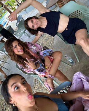 Isabel Burr Instagram - 2024 con colorcito siiiii 🌴🐚🌜🌛🦩