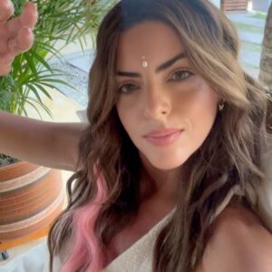Isabel Burr Instagram - 2024 con colorcito siiiii 🌴🐚🌜🌛🦩