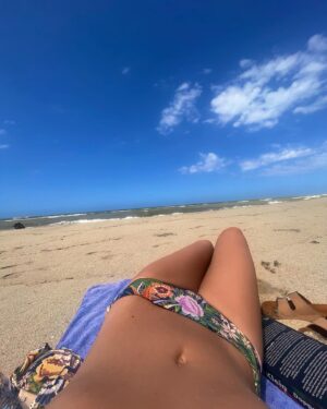 Isabel Burr Instagram - 2024 con colorcito siiiii 🌴🐚🌜🌛🦩