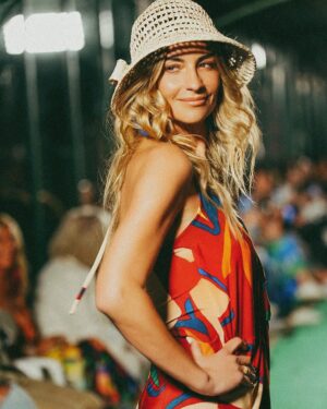 Isabel Figueira Instagram - Bom dia ✨

Desfile @tropicalbrasiloficial ❤️

📸 @hugojarockiphotos