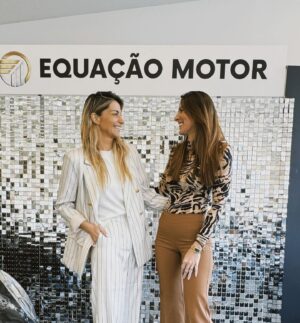 Isabel Figueira Instagram - Ola a todos hoje vim até á @equacaomotor no Porto trocar 3 anos depois o meu carro. 
Um stand de confiança que me ajuda a tratar de tudo sem ter que me preocupar com nada. Obrigada mais uma vez e com certeza até uma próxima. Fica aqui uma dica de um stand sério onde podem trocar o vosso carro e confiar no processo de troca. Bjs a todos e um dia feliz ✨✨✨
