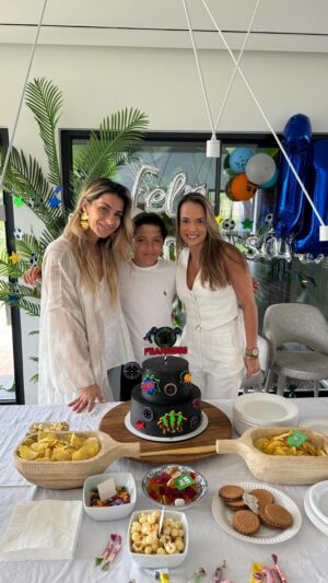 Isabel Figueira Instagram - Bom dia ☀️ 
Ontem foi um dia muito especial para o meu filho Francisco.
As pessoas que ele mais ama organizaram a festa de sonho da vida dele que reuniu amigos e família.
Foi um dia cheio de Amor e diversão no qual tenho que agradecer a ti Erica @delicake_pt pelo bolo incrível ,sem dúvida dos mais bonitos e originais  que já vi já para não falar do recheio que foi um sucesso entre todos. Depois também tenho que agradecer a toda a diversão dos insufláveis e Laser Tag do @pedroalmeidamuitaventura que contou com 6 monitores profissionais que estiveram sempre atentos a todas a crianças. O Francisco disse que foi dos dias mais felizes da vida dele e nós sentimos isso. Foi mesmo especial. 
Obrigada também aos nossos amigos e família ❤️✨✨✨
Agora vou aproveitar este domingo de sol lindo para namorar ✨✨✨