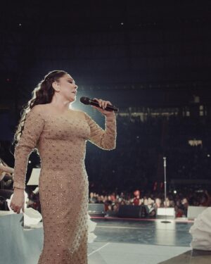 Isabel Pantoja Instagram - ACABAMOS EL AÑO DE LA MEJOR MANERA 🙏🏼
GRACIAS BARCELONA POR DEJARME SOÑAR CONTIGO 🥹
@entrees.es #gira50años #findeaño 
📸 @dannyobmor