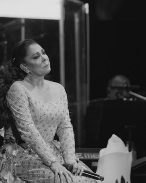 Isabel Pantoja Instagram - ACABAMOS EL AÑO DE LA MEJOR MANERA 🙏🏼
GRACIAS BARCELONA POR DEJARME SOÑAR CONTIGO 🥹
@entrees.es #gira50años #findeaño 
📸 @dannyobmor