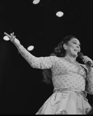 Isabel Pantoja Instagram - ACABAMOS EL AÑO DE LA MEJOR MANERA 🙏🏼
GRACIAS BARCELONA POR DEJARME SOÑAR CONTIGO 🥹
@entrees.es #gira50años #findeaño 
📸 @dannyobmor