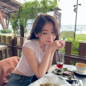Isabella Chan Instagram - 我前幾日好無聊咁諗一星期裡面我最鍾意邊日呢，其實我都唔知點解我會諗呢個問題，因為其實我都唔知諗黎有咩用，但係我就諗咗好耐啦！
但係今日我就覺得我最鍾意嘅應該係星期四，最後今朝上完我好鍾意嘅拉筋堂後，我就覺得美好呀！ 
然後又終於完成咗好多之前拖延嘅東西，美好呀！
然後又見咗朋友仔，美好呀！
然後又食咗好多之前要戒口嘅嘢，美好呀！ 
雖然晚上翻風，但我已經返到屋企同暖氣相依為命，美好呀！
可能我聽日又會改口，但係我而家最鍾意嘅就係星期四 💌