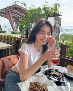 Isabella Chan Instagram - 我前幾日好無聊咁諗一星期裡面我最鍾意邊日呢，其實我都唔知點解我會諗呢個問題，因為其實我都唔知諗黎有咩用，但係我就諗咗好耐啦！
但係今日我就覺得我最鍾意嘅應該係星期四，最後今朝上完我好鍾意嘅拉筋堂後，我就覺得美好呀！ 
然後又終於完成咗好多之前拖延嘅東西，美好呀！
然後又見咗朋友仔，美好呀！
然後又食咗好多之前要戒口嘅嘢，美好呀！ 
雖然晚上翻風，但我已經返到屋企同暖氣相依為命，美好呀！
可能我聽日又會改口，但係我而家最鍾意嘅就係星期四 💌