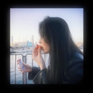 Isabella Chan Instagram - 今日非常有閑情逸致買定生果零食去最MK嘅地方約會，睇返啲相，我只可以話我好賣勁咁樣啃士多啤梨 🍓