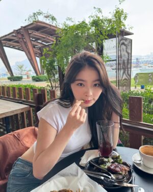 Isabella Chan Instagram - 我前幾日好無聊咁諗一星期裡面我最鍾意邊日呢，其實我都唔知點解我會諗呢個問題，因為其實我都唔知諗黎有咩用，但係我就諗咗好耐啦！
但係今日我就覺得我最鍾意嘅應該係星期四，最後今朝上完我好鍾意嘅拉筋堂後，我就覺得美好呀！ 
然後又終於完成咗好多之前拖延嘅東西，美好呀！
然後又見咗朋友仔，美好呀！
然後又食咗好多之前要戒口嘅嘢，美好呀！ 
雖然晚上翻風，但我已經返到屋企同暖氣相依為命，美好呀！
可能我聽日又會改口，但係我而家最鍾意嘅就係星期四 💌
