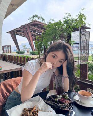 Isabella Chan Instagram - 我前幾日好無聊咁諗一星期裡面我最鍾意邊日呢，其實我都唔知點解我會諗呢個問題，因為其實我都唔知諗黎有咩用，但係我就諗咗好耐啦！
但係今日我就覺得我最鍾意嘅應該係星期四，最後今朝上完我好鍾意嘅拉筋堂後，我就覺得美好呀！ 
然後又終於完成咗好多之前拖延嘅東西，美好呀！
然後又見咗朋友仔，美好呀！
然後又食咗好多之前要戒口嘅嘢，美好呀！ 
雖然晚上翻風，但我已經返到屋企同暖氣相依為命，美好呀！
可能我聽日又會改口，但係我而家最鍾意嘅就係星期四 💌