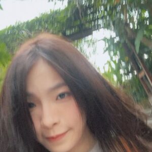 Isabella Chan Instagram - 三月三月好頭好尾！ 
上星期去了烏布上課，很開心🌬️
雨季也只是淋了一天雨，非常好彩 
街上的小狗好像都特別chill，不是很多食物的那種開心，就是步姿都特別輕盈
巴厘除了很多簷蛇哥外(勁大隻)，所有事是好的
我還有每晚和簷蛇哥進行談判，最後一晚居然談判失敗，不過這個有機會再談
認識了很多新朋友 🎐 各自來自很遠的地方，說byebye時有種很不現實的感覺，因為真係人海茫茫，但又總感覺大家會再見
啊還有雖然我專登挑選了很近上課的地點，但是步行路途有點窄，我不是很分到杏仁露，所以我會選擇電單車做我的校巴，每天早上吃完早餐跳上電單車，望住司機哥哥車我嘅倒影，我覺得自己好威風 🐝
唯一是最後一天忽然重感冒了，完全失去行動力，還要執行李，我用咗5分鐘沒有收拾之下，將所有東西掉晒入我的新 @americantourister_hk 篋篋，成功蓋篋！篋大真好 💜

Anyway，你的三月可好？ i wish you well 🧢