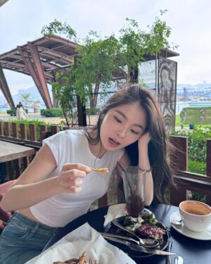 Isabella Chan Instagram - 我前幾日好無聊咁諗一星期裡面我最鍾意邊日呢，其實我都唔知點解我會諗呢個問題，因為其實我都唔知諗黎有咩用，但係我就諗咗好耐啦！
但係今日我就覺得我最鍾意嘅應該係星期四，最後今朝上完我好鍾意嘅拉筋堂後，我就覺得美好呀！ 
然後又終於完成咗好多之前拖延嘅東西，美好呀！
然後又見咗朋友仔，美好呀！
然後又食咗好多之前要戒口嘅嘢，美好呀！ 
雖然晚上翻風，但我已經返到屋企同暖氣相依為命，美好呀！
可能我聽日又會改口，但係我而家最鍾意嘅就係星期四 💌