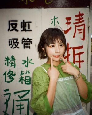 Isabella Chan Instagram - 走得太前的二人(穿衣氣溫上)
原來走得咁前既感覺係咁架～
係咁熱架 ～～～ 哈哈哈
ε-(´∀｀; )