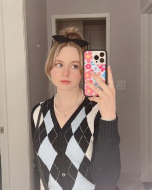 Isabella Crovetti Instagram - 🌸🧁💐🌷🌈#wildflower 

#phonecase #wildflowerphonecase #flowers #MirrorSelfie #argylesweater @wildflowercases